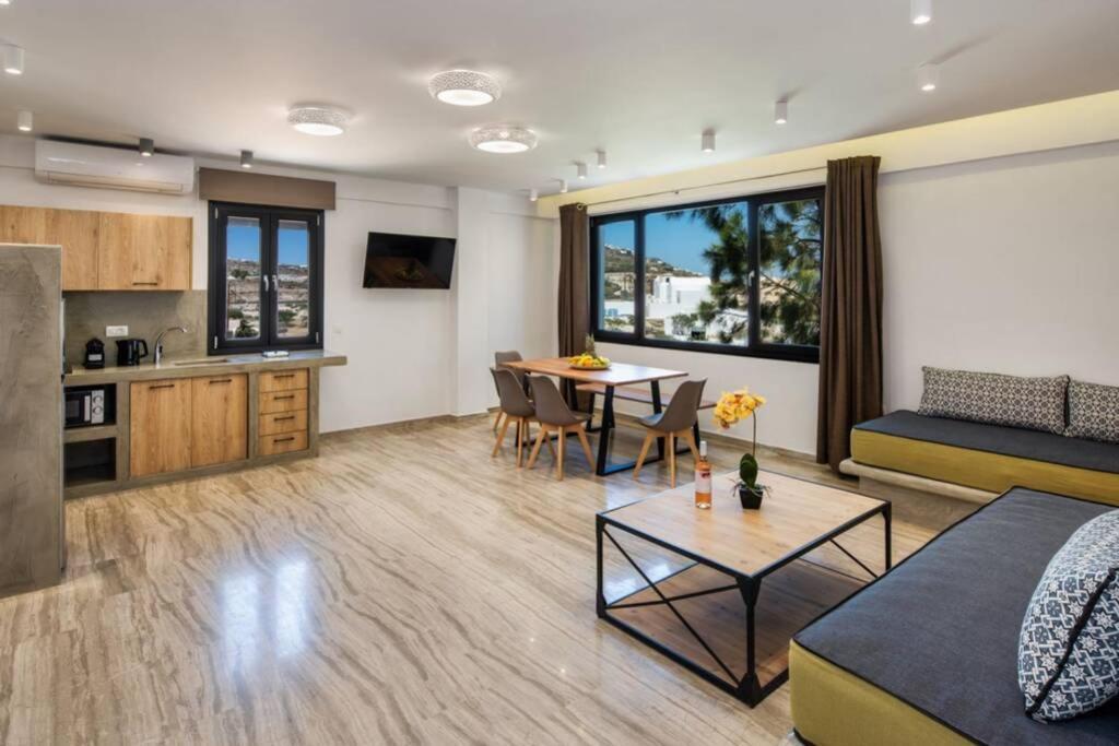 Christianna & George Luxury Hot Tub Apartment Фіра Екстер'єр фото
