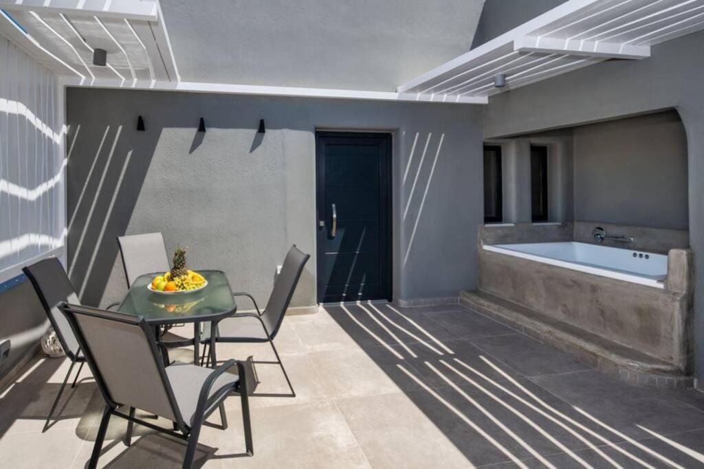 Christianna & George Luxury Hot Tub Apartment Фіра Екстер'єр фото
